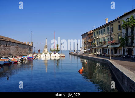 Hafen von Lazise am Gardasee in Italien am Morgen Stockfoto