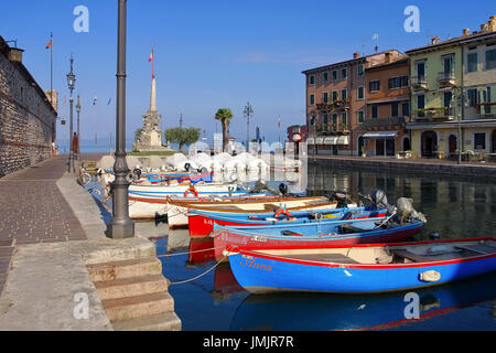 Hafen von Lazise am Gardasee in Italien am Morgen Stockfoto