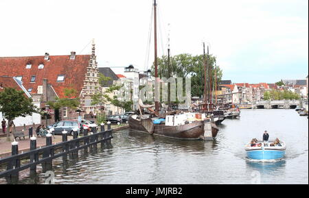 17. Jahrhundert Stadstimmerwerf (City Wharf) am Kort Galgewater Kanal in Leiden, Niederlande, Blick auf Prinsessebrug Stockfoto