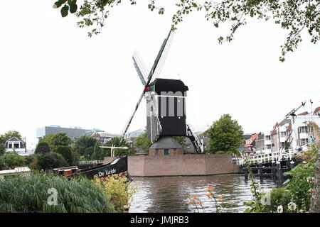 17. Jahrhundert post Mühle 'De Put' an Galgewater Kanal in Leiden, Niederlande mit Rembrandt-Brücke auf der rechten Seite. (Beide Replikate). Stockfoto