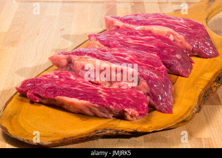 Maminha de alcatra - Rohes frisches Fleisch bereit zum Kochen auf dunklem Holzhintergrund Stockfoto