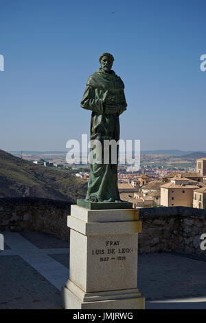 Statue von Fray Luis de Leon gemacht in Bronze von Bildhauer Javier Barrios mit der Stadt Cuenca (Castilla La Mancha, Spanien) im Hintergrund. Stockfoto