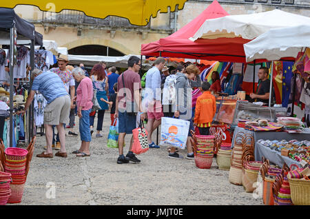 Markttag in der französischen Stadt Monpazier in der Dordogne Stockfoto