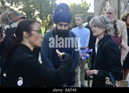 Kensington und Chelsea Rat Leader Elizabeth Campbell (rechts) bei Mahnwache für Grenfell Turm in Notting Hill Methodist Church in London. Stockfoto