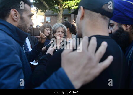 Kensington und Chelsea Rat Leader Elizabeth Campbell (Mitte) bei Mahnwache für Grenfell Turm in Notting Hill Methodist Church in London. Stockfoto