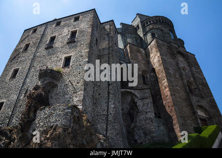 Blick auf den zentralen Körper des Klosters namens Sacra di San Michele. Sant'Ambrogio di Torino, Val di Susa, Bezirk Turin, Piemont, Italien. Stockfoto