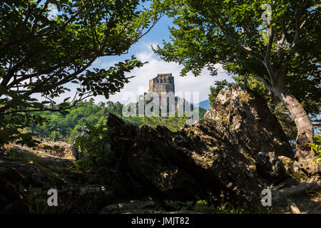 Blick auf das Kloster Sacra di San Michele. Sant'Ambrogio di Torino, Val di Susa, Piemont, Italien. Stockfoto