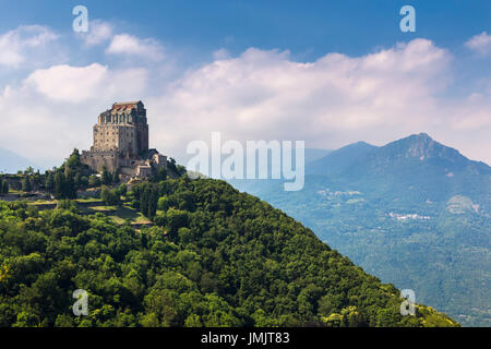 Blick auf das Kloster Sacra di San Michele. Sant'Ambrogio di Torino, Val di Susa, Piemont, Italien. Stockfoto