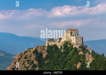 Blick auf das Kloster Sacra di San Michele. Sant'Ambrogio di Torino, Val di Susa, Piemont, Italien. Stockfoto