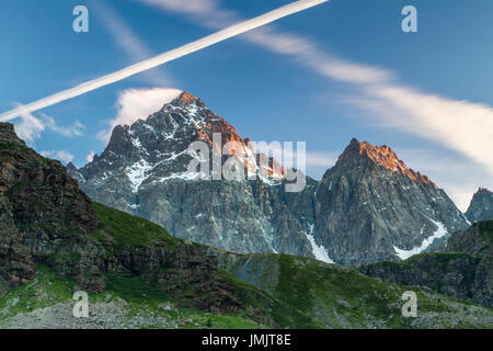 Das letzte Licht des Sonnenuntergangs auf Monviso und Visolotto von Pian Del Re, Crissolo, Po'Tal, Cuneo, Piemont, Italien. Stockfoto