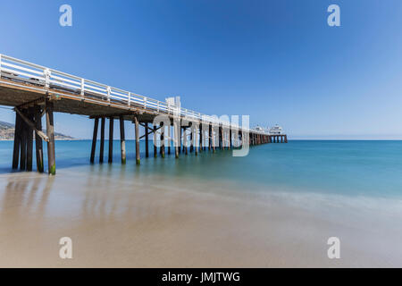 Malibu Pier Strand mit Motion blur Wasser in der Nähe von Los Angeles in Kalifornien. Stockfoto