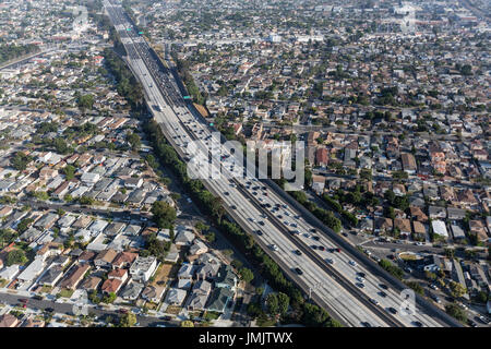 Luftaufnahme des San Diego 405 Freeway in Los Angeles County, Kalifornien. Stockfoto