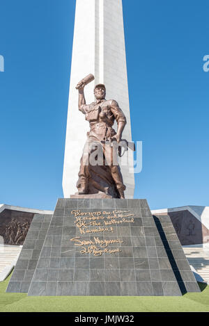 WINDHOEK, NAMIBIA - 16. Juni 2017: Eine 8 Meter hohe Bronze-Skulptur des unbekannten Soldaten am Helden Acre, eine offizielle Kriegsdenkmal in der Republik Stockfoto