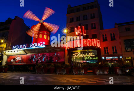 Das Kabarett berühmten Moulin Rouge in der Nacht, Gegend von Montmartre, Paris, Frankreich. Stockfoto