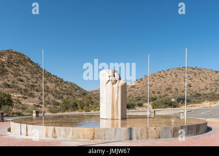 WINDHOEK, NAMIBIA - 16. Juni 2017: Eine Steinskulptur am Kreisverkehr bei Heroes Acre, eine offizielle Kriegerdenkmal der Republik Namibia, der sout Stockfoto