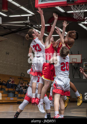 Basketball-Aktion mit Chico vs. Foothill High School in Palo Cedro, Kalifornien. Stockfoto