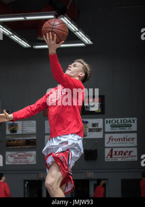 Basketball-Aktion mit Chico vs. Foothill High School in Palo Cedro, Kalifornien. Stockfoto