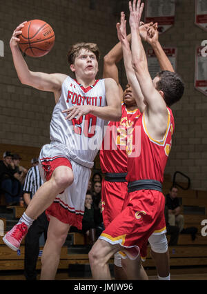 Basketball-Aktion mit Chico vs. Foothill High School in Palo Cedro, Kalifornien. Stockfoto