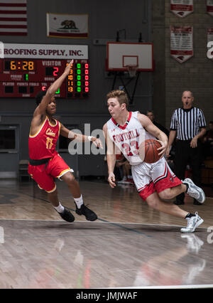 Basketball-Aktion mit Chico vs. Foothill High School in Palo Cedro, Kalifornien. Stockfoto