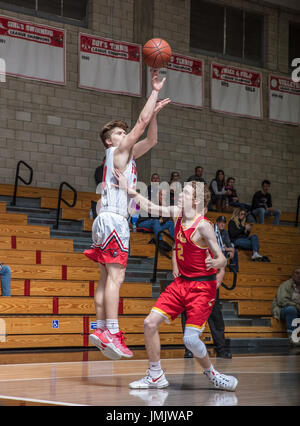 Basketball-Aktion mit Chico vs. Foothill High School in Palo Cedro, Kalifornien. Stockfoto