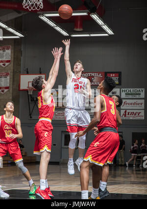 Basketball-Aktion mit Chico vs. Foothill High School in Palo Cedro, Kalifornien. Stockfoto