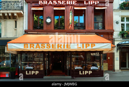 Die Brasserie Lipp ist eine berühmte Einrichtung auf dem Boulevard Saint-Germain in Paris, Frankreich. Stockfoto