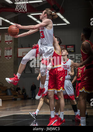 Basketball-Aktion mit Chico vs. Foothill High School in Palo Cedro, Kalifornien. Stockfoto