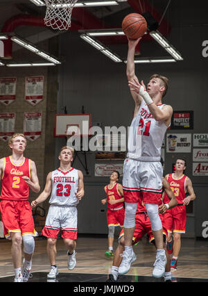 Basketball-Aktion mit Chico vs. Foothill High School in Palo Cedro, Kalifornien. Stockfoto