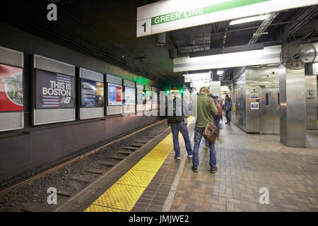 Passagiere warten trainieren Boston MBTA grüne u-Bahn Station Park St USA Stockfoto