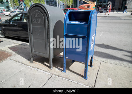 uns postal service blau Postfach Dropbox und grauen Relais Briefkasten auf Bürgersteig Boston USA Stockfoto
