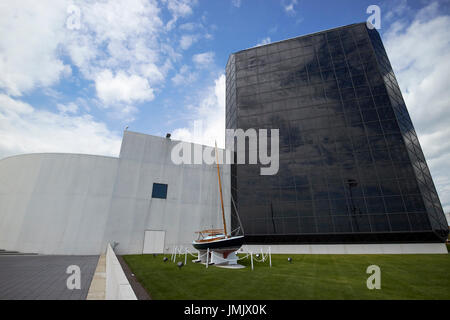 Segelboot Victura und Kennedy presidential Museum und Bibliothek-Boston-USA Stockfoto