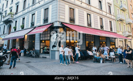 Eine geschäftige Straße Ecke in Mailand, Italien, im Sommer mit dem berühmten 'Radestsky' Bar Stockfoto