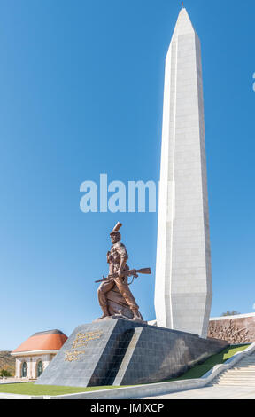 WINDHOEK, NAMIBIA - 16. Juni 2017: Eine 8 Meter hohe Bronze-Skulptur des unbekannten Soldaten und der Obelisk an Helden Acre, eine offizielle Kriegsdenkmal in Stockfoto