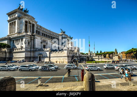 Eine Reihe von vielen weißen Taxis zu mieten wartet neben dem Victor Emmanuel Denkmal in Piazza Venezia in Rom Italien Stockfoto