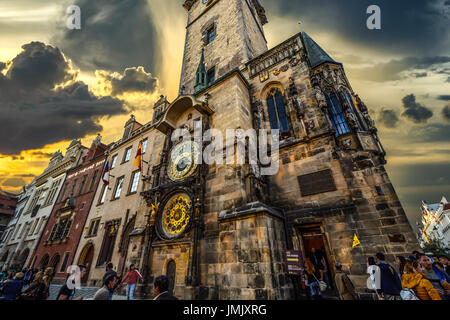 Die mittelalterliche astronomische Uhr in der Prager Altstadt an einem bewölkten Tag nach einem Sturm mit Wolken als der Tag zu Ende geht Stockfoto