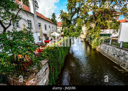 Café bar Nad Čertovkou auf Insel Kampa in Prag. Gäste beim Mittagessen in einer ruhigen Umgebung außerhalb entlang eines Kanals Stockfoto