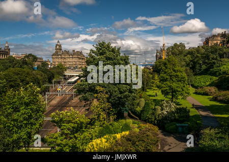 Ansicht der Bahn Linien in der Waverley Station, die Princes Street Gardens und Wahrzeichen der Rocco Forte Balmoral Hotel, Edinburgh, Schottland, Großbritannien Stockfoto