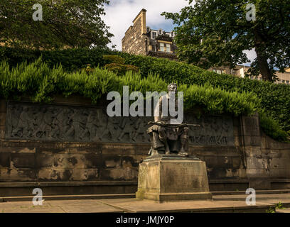 Sitzung Soldat Statue trägt einen Kilt holding Gewehr, Princes Street Gardens, Edinburgh, Schottland, Großbritannien Scottish amerikanischen Kriegerdenkmal, den Anruf 1914 Stockfoto