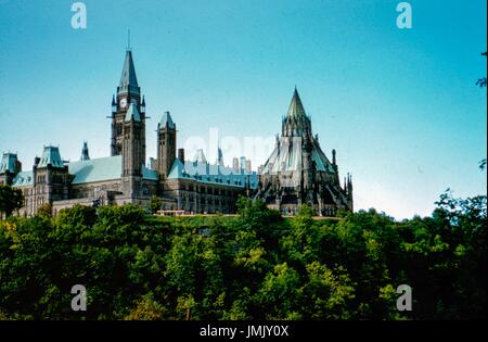 Gebäude der Centre Block, das Gebäude des kanadischen Parlaments, am Parliament Hill in Ottawa, Ontario, Kanada, 1955. Stockfoto