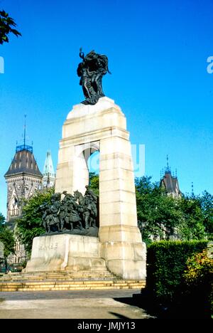 1. Weltkrieg-Denkmal, mit Statue von Soldaten und Inschrift mit den Jahren 1914-1918, 1955. Stockfoto