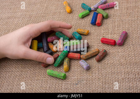 Verwendete Farbe Buntstifte und eine Hand, die einige Stockfoto