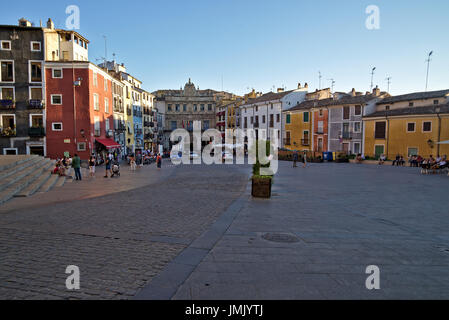 Bild von Plaza Mayor, der Platz vor der Kathedrale von Cuenca, mit charakteristischen Farbe Fassade Häuser. Cuenca, Castilla La Mancha, Spanien. Stockfoto