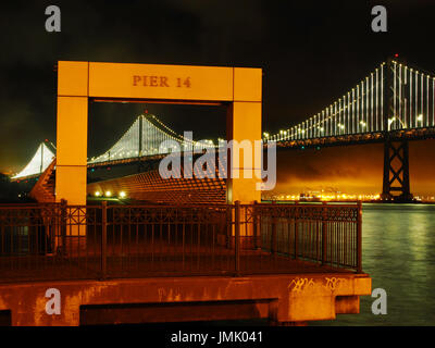 Neue Bay Bridge bei Nacht in Pier 14 Eingang gerahmt, wie gesehen von Embarcadero, San Francisco, Kalifornien, USA Stockfoto