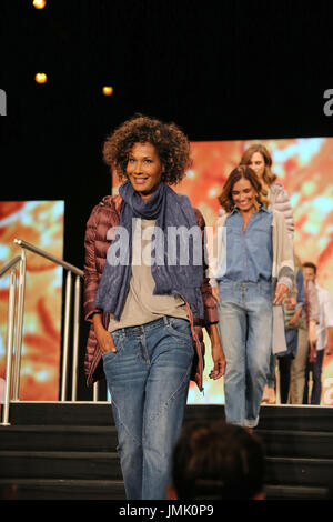 Prominenten Besuch Ernstings Familie Fashion Show 2017 auf Bühne Operettenhaus, Hamburg Featuring: Marie Amiere Where: Hamburg, Deutschland: 27. Juni 2017 Credit: Becher/WENN.com Stockfoto