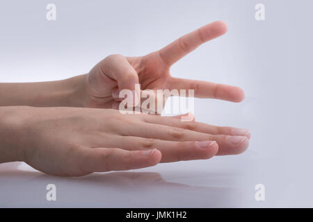 Hände zeigen die Symbole Schere Stein Papier Stockfoto