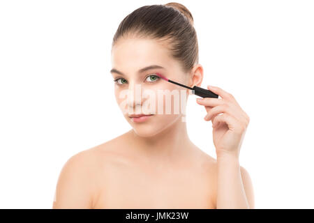 Augen-make bis gelten. Mascara auftragen Closeup, lange Wimpern. Make-up Pinsel. Isoliert. Stockfoto