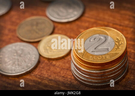 Zwei Zloty Münze auf Stapel mit anderen Münzen im Hintergrund Stockfoto