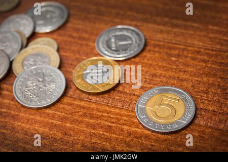 5 Zloty Münze mit anderen polnischen Münzen im Hintergrund Stockfoto