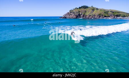 Surfer, Surfen auf dem kristallklaren Wasser. Stockfoto