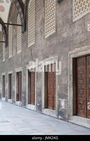 Portikus mit Türen in einer Reihe im Innenhof einer alten Moschee Stockfoto